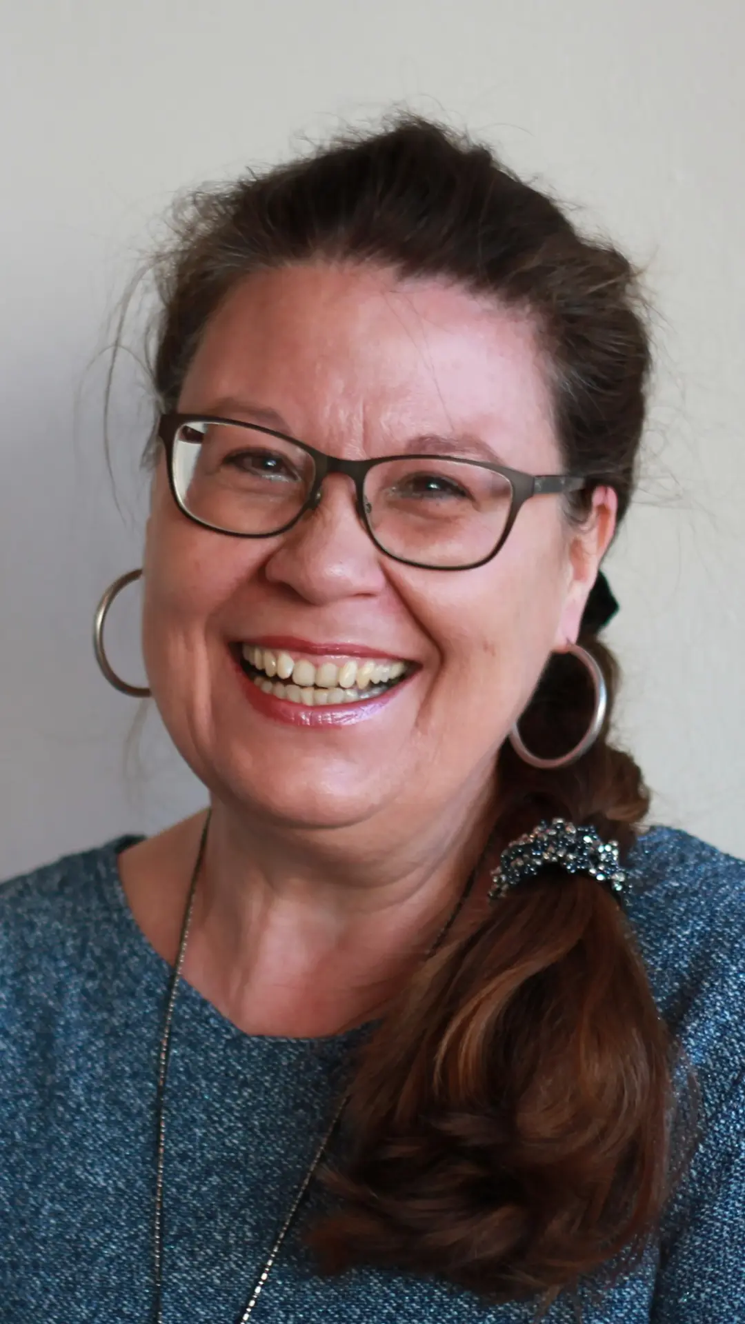 Freundliches Team-Porträt von Palliative Care Pflegefachkraft und Koordinatorin Elke Holzer