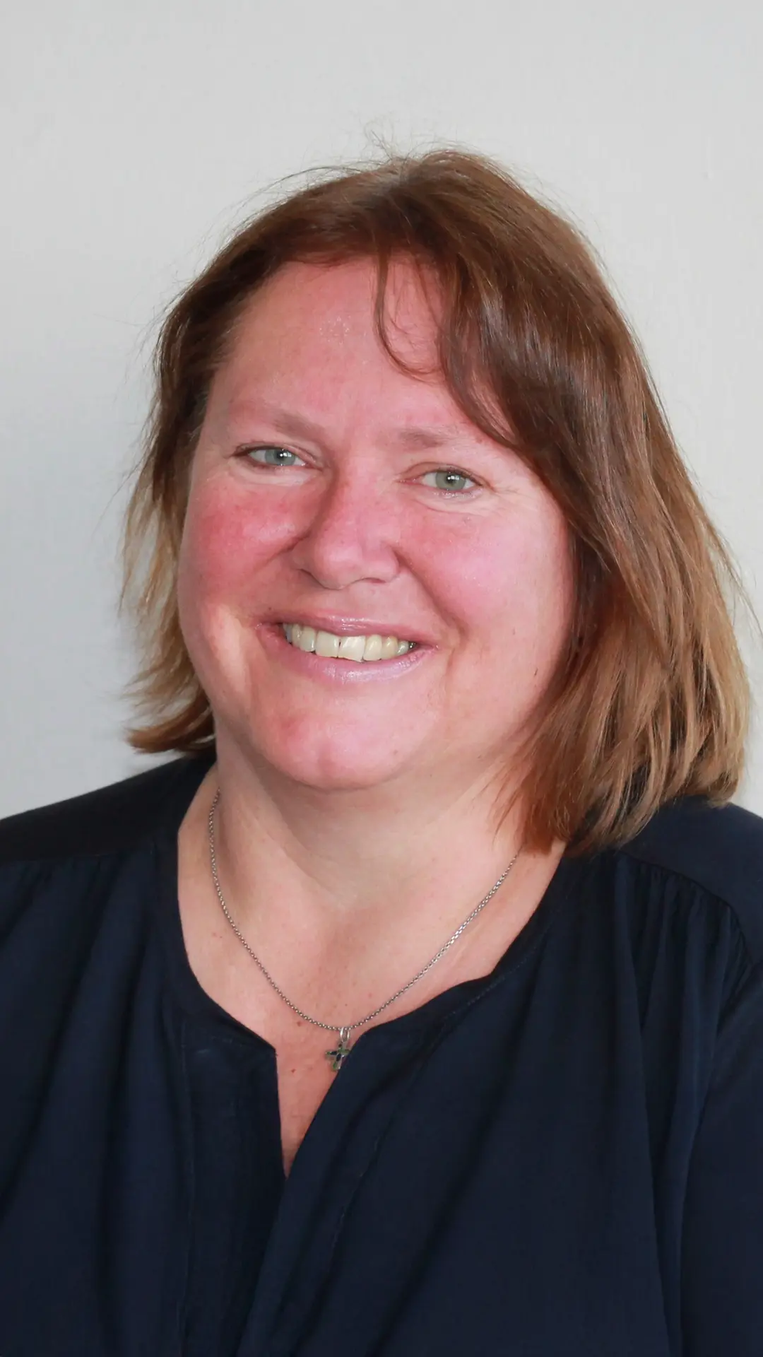 Freundliches Team-Porträt von Teamassistentin Irmgard Kranz