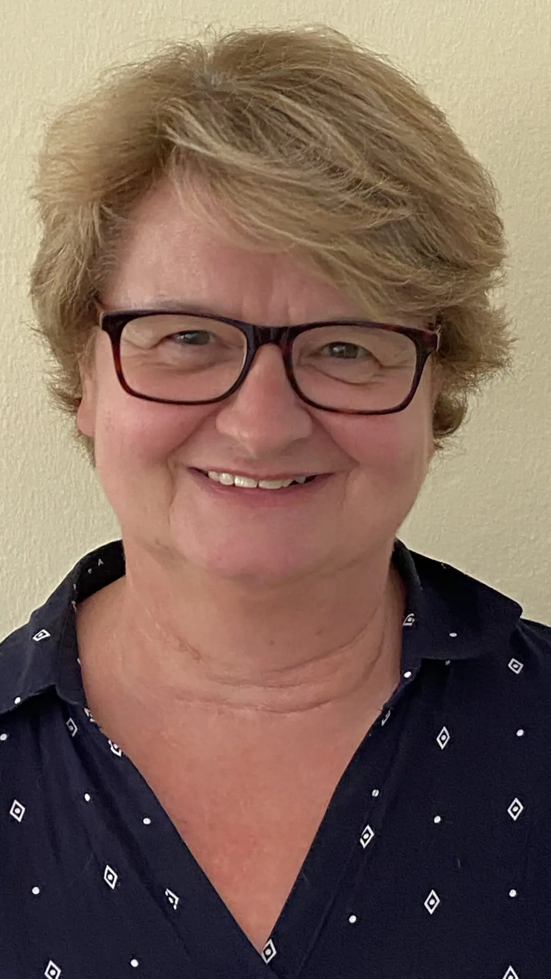 Freundliches Team-Porträt von Schriftführerin Regina Maier